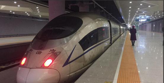  穿越霧霾區的高鐵，塵埃布滿整個車身